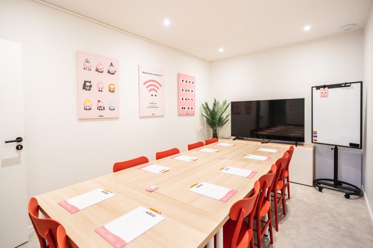 Salle de réunion de Collab Coworking à Reims, grande table, écran et tableau blanc