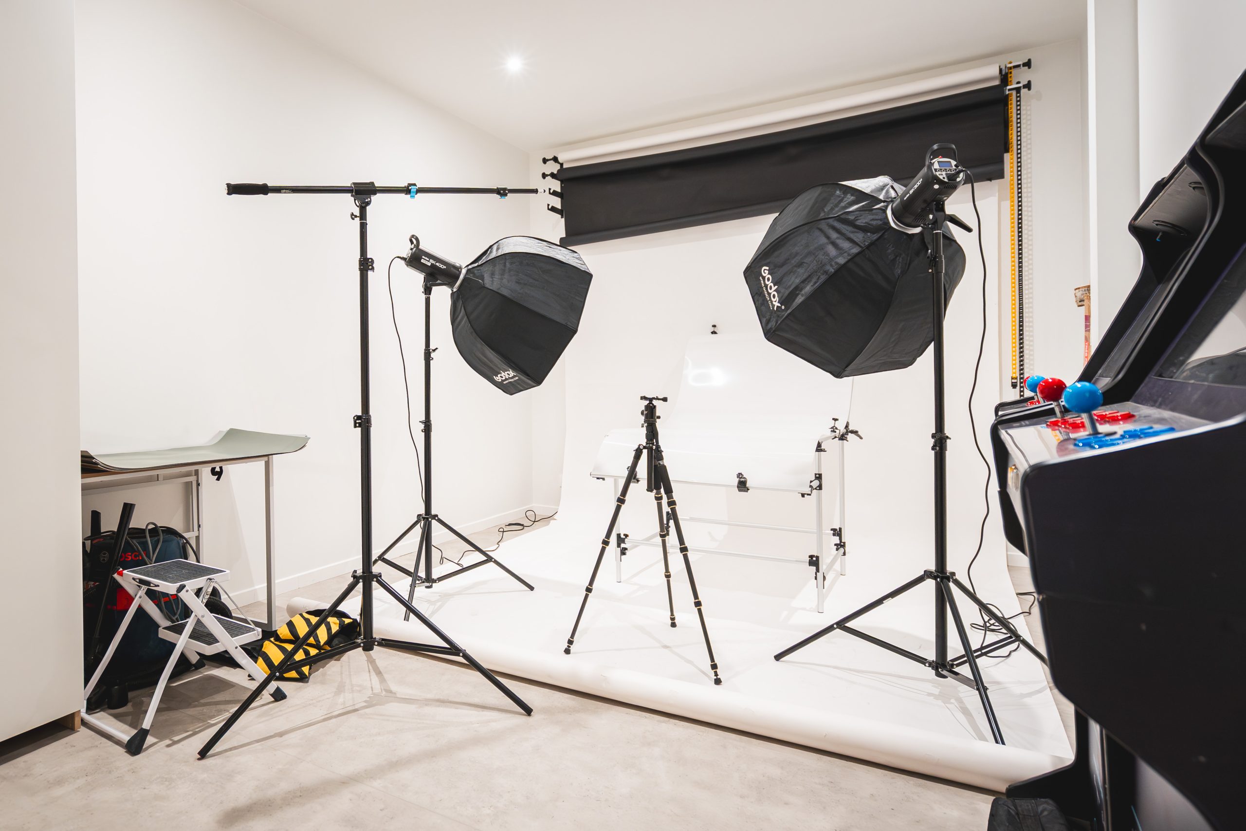 Studio photo et vidéo de Collab Coworking à Reims avec flashs, softboxes et fond papier
